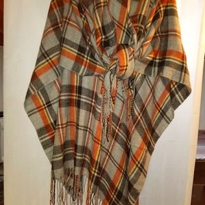 Plaid shawl Fits medium to XL perfect.